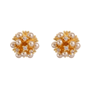 Élégantes boucles d'oreilles dorées avec perles champagne et accents de zircons étincelants