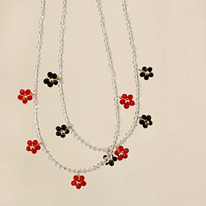 Elegante Halskette mit klaren Kristallperlen und feinen roten und schwarzen Blumen