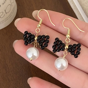 Élégantes boucles d'oreilles nœud en perles noires avec pendentifs perles blanches rétro