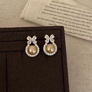 Elegante goldene Schleifenohrringe mit Zirkonia-Schmetterling und Champagner-Perle