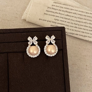 Elegante Schmetterlingsstecker mit champagnerfarbenen Perlen und Zirkonia in Gold