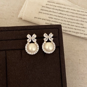 Elegante Schleifen-Ohrringe mit Zirkonia-Schmetterling und hängender Perle im Vintage-Stil
