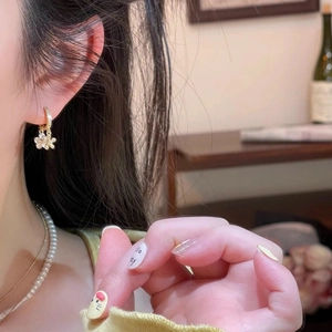 Boucles d'oreilles fleurs dorées avec incrustation de zircon et élégante petite pampille
