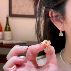 Boucles d'oreilles créoles dorées avec pendentifs fleurs en cristal et design raffiné