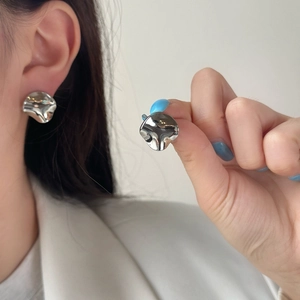 Boucles d'oreilles minimalistes irrégulières en argent avec finition miroir métal liquide