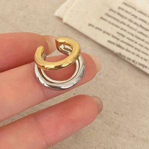 Minimalist bicolor gold and silver C-shaped ear cuff featuring a double-layered metal design