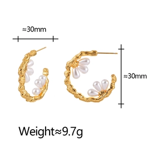 Goldene C-förmige Lavatextur-Ohrringe mit weißen Perlen, 30mm Durchmesser für Damen