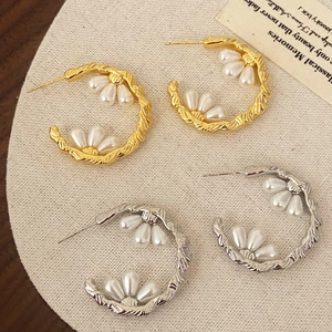 Vintage C-Förmige Creolen Gedrehtes Kupfer Mit Tropfenförmigen Imitationsperlen Blumen Schmuck Für Damen