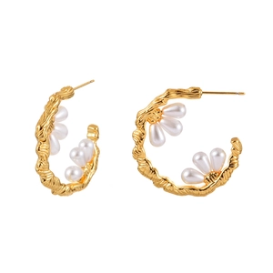 Goldene C-Ohrringe mit Lavastruktur und weißen Tropfenperlen im eleganten Vintage-Stil