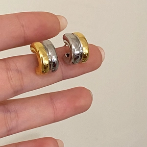 Orecchini a cerchio a C bicolore oro e argento con finitura a specchio lucidata
