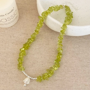 Collier en pierres de péridot naturelles avec pendentif muguet et perles argentées