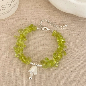 Bracelet en pierres vertes naturelles avec pendentif muguet en argent délicat