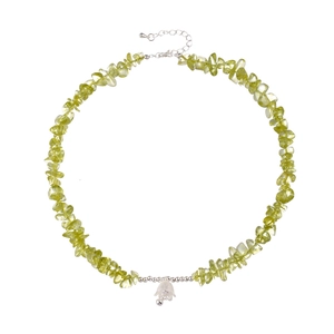 Collier en pierres naturelles vert olive avec pendentif fleur argenté sur fond blanc