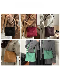 Détails du sac bandoulière en suédine montrant six couleurs et le nœud élégant de la sangle