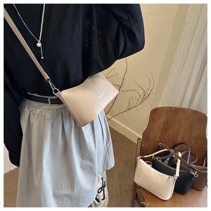 Détail du sac à bandoulière en cuir PU souple avec logo et bandoulière réglable