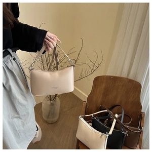 Détail de sacs croissants élégants en plusieurs couleurs avec boucles métalliques ajustables