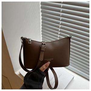 Sac sous l'aisselle marron en forme de lune avec logo blanc et bandoulière réglable