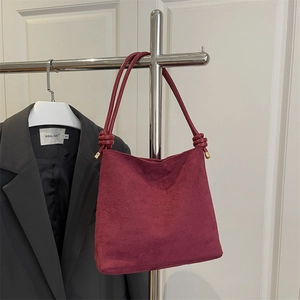 Sac seau bordeaux foncé à la mode en suède avec des bretelles nouées minimalistes