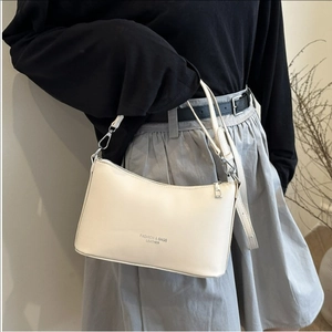 Sac sous le bras en cuir crème avec fermeture éclair argentée et bandoulière épurée