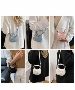 Model draagt chique hobo-tassen met strik in blauw, roze, zwart en wit overzicht