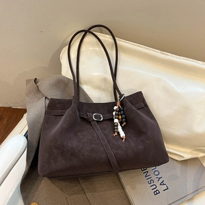 Borsa tote retrò in pelle scamosciata caffè con ciondolo di perline e grande capacità