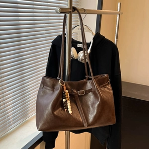 Borsa tote vintage marrone opaco con ciondolo di perline e fibbia in metallo donna
