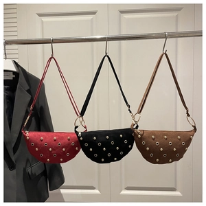 Tres bolsos de media luna en ante con remaches metálicos y ojales estilo vintage