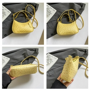 Dettaglio borsa gialla texture struzzo con catena d'argento e tracolla regolabile