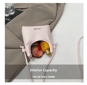 Vista dettagliata della mini borsa rosa che mostra la capacità interna con cosmetici