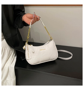 Dettaglio borsa a mano bianca in pelle di struzzo con catena d'oro e logo FASHION & BAGS