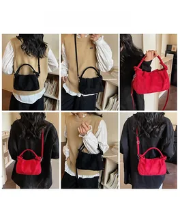 Détail des sacs nuages plissés en rouge et noir montrant la texture et la poignée nouée
