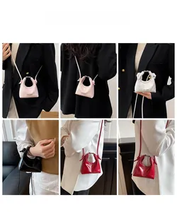 Collage di mini borse Hobo nei colori rosa, bianco, nero e rosso con manici in metallo