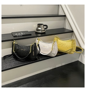 Borse a mezzaluna chic in pelle di struzzo nera, bianca e gialla con dettagli in catena oro