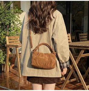 Sac à main plissé en daim caramel avec poignée ronde et bandoulière réglable