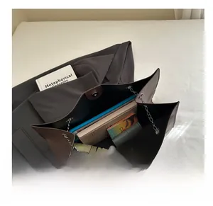 Interno della borsa tote in pelle marrone con grande capacità per laptop e oggetti vari