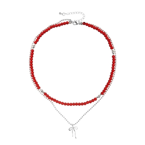Collier double rang avec perles rouges, chaîne à billes argentée et nœud