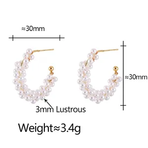 Élégantes boucles d'oreilles créoles en C dorées de 30mm avec perles blanches de 3mm