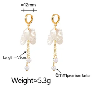 Boucles d'oreilles pétales dorées élégantes avec perles blanches et design floral