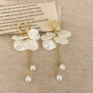 Boucles D'oreilles Pendantes Élégantes À Franges Et Pétales De Fleurs En Résine Blanche Et Künstliche Perles D'imitation En Cuivre Pour Femmes