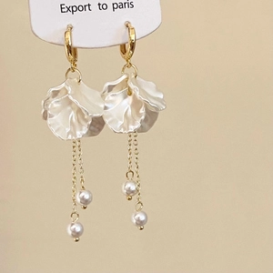 Boucles d'oreilles créoles dorées avec pétales translucides et longs glands en perles