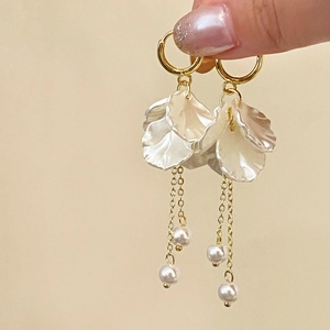 Boucles d'oreilles élégantes pétales perles avec créoles dorées et pompons longs