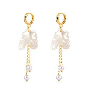 Boucles d'oreilles élégantes avec pétales et glands de perles, design minimaliste