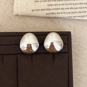 Orecchini a goccia in argento minimalisti con finitura a specchio su vassoio in velluto