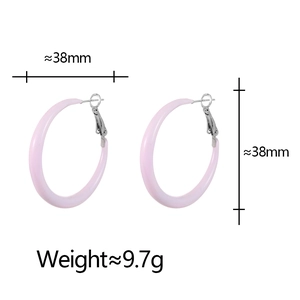 Vue détaillée des créoles en résine rose indiquant le diamètre de 38 mm et le poids de 9,7 g