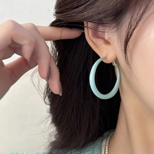 Créoles en C bleu clair minimalistes pour femmes avec une finition en résine lisse