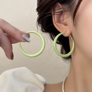 Boucles d'oreilles créoles vert avocat brillantes pour un style quotidien minimaliste