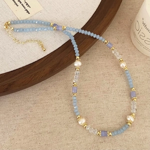 Handgefertigtes Armband mit hellblauen Perlen und Süßwasserperlen mit goldener Kette