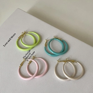 Set de créoles colorées d'été en vert néon, bleu lac, rose et blanc cassé avec métal