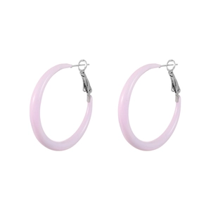 Boucles d'oreilles créoles roses minimalistes d'été avec crochets argentés sur fond blanc