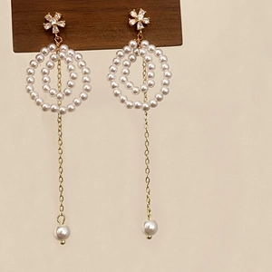 Elegante lange Perlenohrringe mit goldenem Blumenstecker und hängender Kette